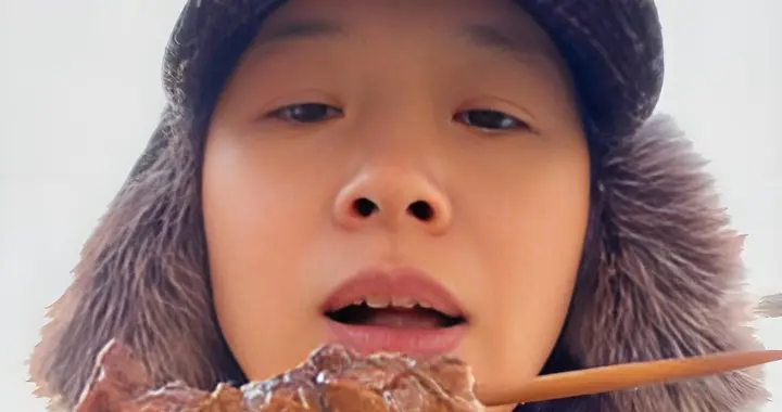 45岁董洁北京街头骑行，穿1万7羽绒服在大街吃肉串，人小能吃