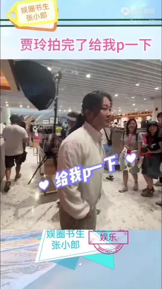 笑不活了，贾玲被发现又胖了，拍完照称记得给P一下，评论区炸了