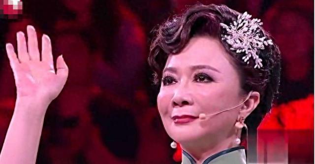 蔡明|从“小品女王”到被喊“滚出春晚”，蔡明到底做错了什么？