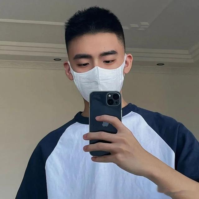 男生“不烫不染”的发型，理发师建议剪这3款，简单帅气有魅力