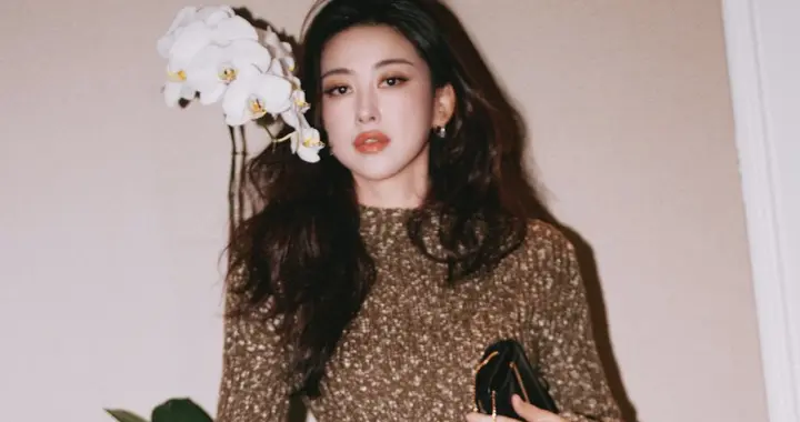 朱珠的贵气从不靠堆牌，一条腰带勒出S曲线直接封神！