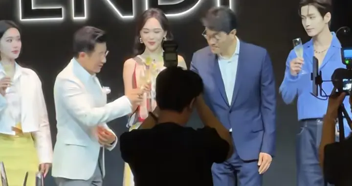 唐嫣孟子义同台参加活动，唐嫣稳居C位，孟子义在旁边受品牌冷落