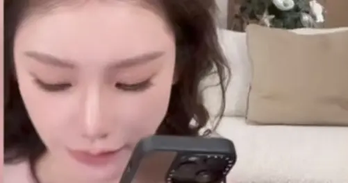 谁说马筱梅不爱玥儿箖箖？接到电话立马停播，因为孩子说想她了