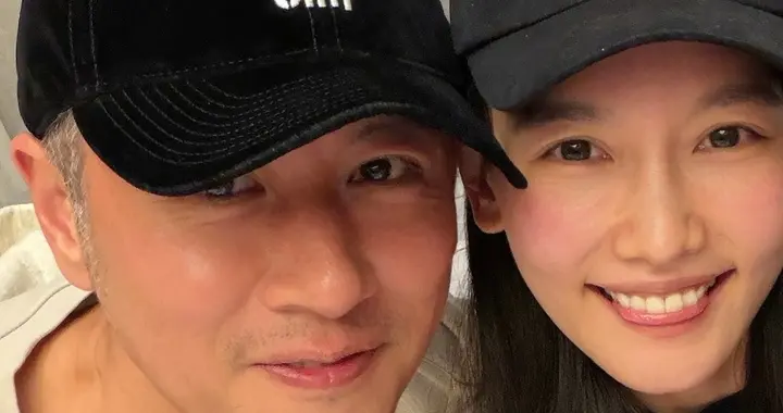 任重和老婆拉手晒幸福，孙骁骁素颜很显嫩，2岁女儿在用粉色餐椅