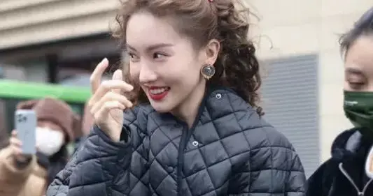 34岁金晨增肥后大变样，新烫了羊毛卷穿羽绒服，美得像换了个人