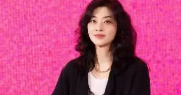 50岁梅婷减肥成功后真时髦！穿黑西装+碎花裙+帆布鞋，减龄又高级