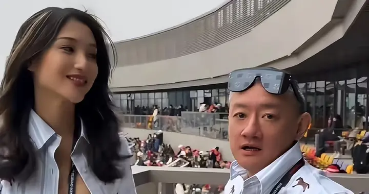 汪雨和老婆现身F1上海站，穿情侣装很甜蜜，崔璨孕肚明显四肢纤细