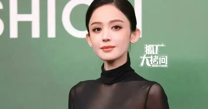 娜扎现身时尚盛典，身穿黑白礼服又美出圈，简单又优雅高级