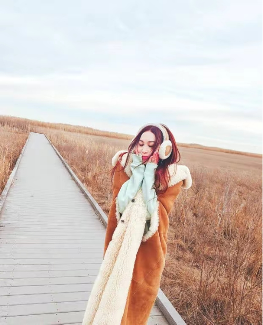 温碧霞|温碧现身郊外河边闲逛，56岁皮肤白皙光滑，动作可爱被赞美如少女