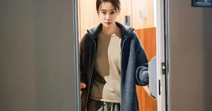 张小斐私服穿搭真随性！穿深灰拉链开衫+阔腿裤，简约舒适又时髦