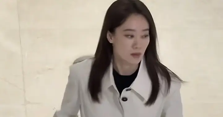 张小斐拍戏被偶遇，本人比电视上好看，又高又瘦的！