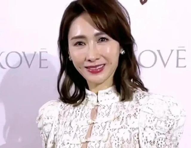 黎姿|52岁黎姿疑整容过度！脸部僵硬似蜡像，裤子满是褶皱显廉价