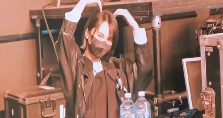 杨丞琳现身李荣浩演唱会，素颜戴口罩依旧很美，大方甜蜜比心饭撒