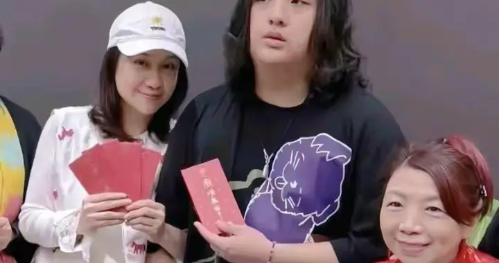 吴镇宇带17岁儿子费曼到亲戚家拜年，费曼身材庞硕，头发太邋遢了