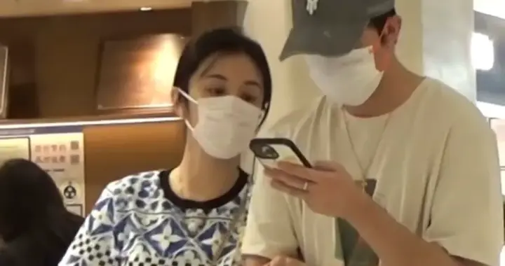 俞灏明王晓晨逛街撒狗粮，全程牵手贴贴好甜蜜，手上同款对戒抢镜