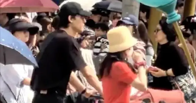 吴倩和前夫香港带娃！穿得减龄带女儿迪士尼游玩，似和张雨剑复合