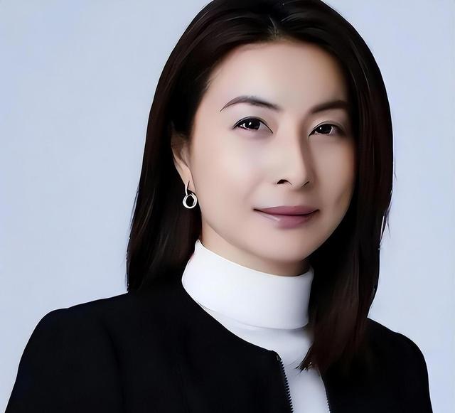 郭晶晶彻底摊牌不装了，“特殊身份”曝光，原来霍震霆当初没说错