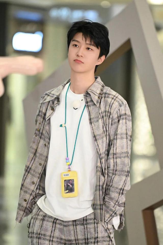 范丞丞遭全网质疑，一张照片成导火索，网友怒斥望人民日报发声！