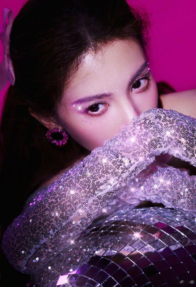 炫彩异常！金晨多巴胺眼妆好闪