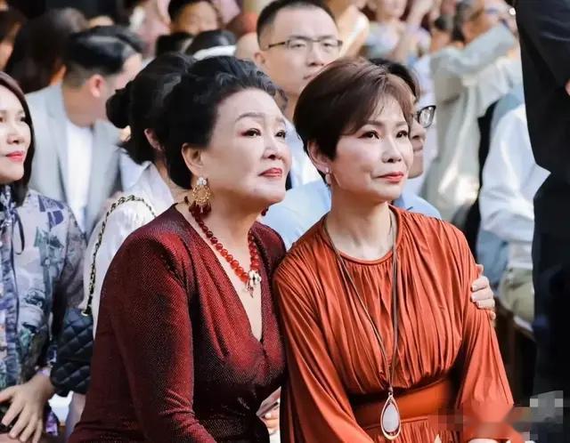 马筱梅的妈妈和张兰都好有气质，两位母亲一起见证儿女的幸福时刻