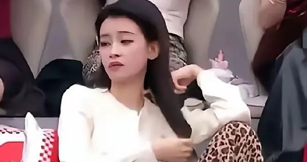 谁上班累了不瘫着？孙怡这点小事，至于被追着骂上热搜？