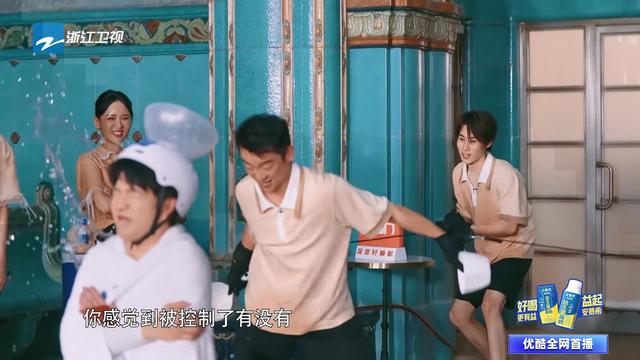 《奔跑吧8》：抓李晨屁股，坐白鹿大腿，范丞丞是不是玩过头了