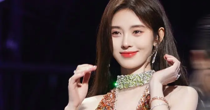 鞠婧祎红毯造型太惊艳，金色流彩亮片礼服长裙，优雅高贵又时尚