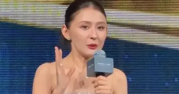 热依扎的裙子太紧，背后都勒出来赘肉了，网友：隔着屏幕都觉得疼