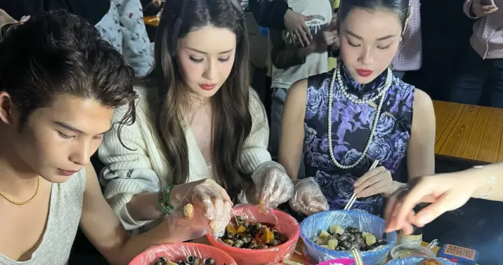 广西夜市偶遇韦雪，真人撞脸杨幂，吃东西张不开嘴，顶一张面具脸