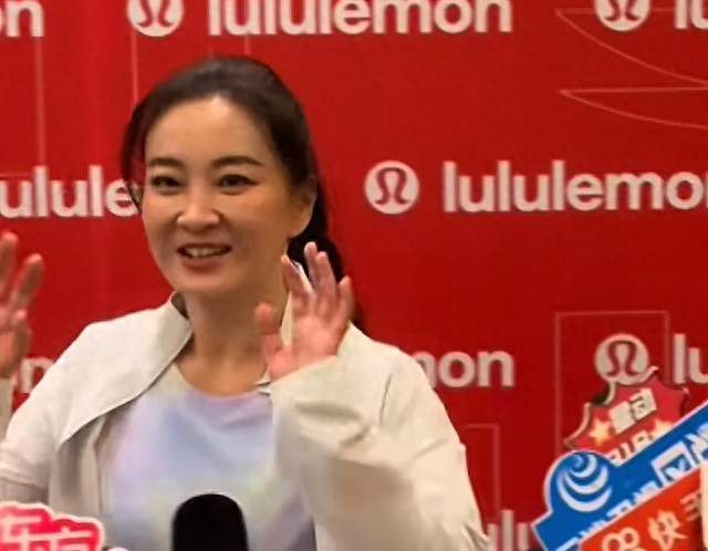 43岁贾玲最新露面，疑似瘦到100斤，下颌线明显 穿运动短裤肌肉紧