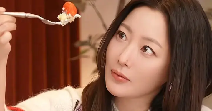 48岁金喜善最新穿搭：直发+毛衣+牛仔裤，减龄又高级，美得像28岁