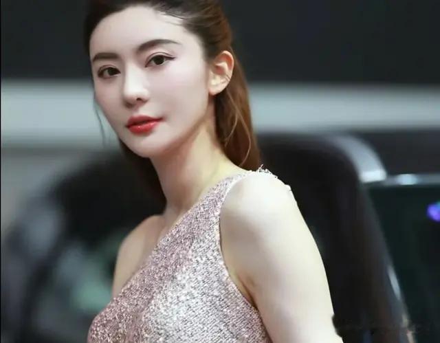 车展背头女王，最美礼仪小姐杜芊逸，邪魅一笑迷倒众人