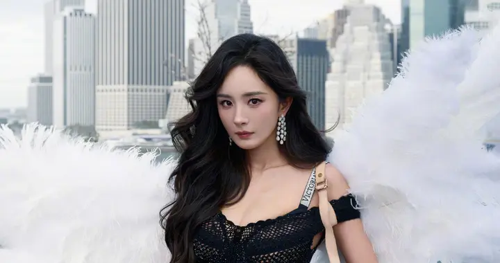 杨幂纽约写真：在时尚之都演绎美丽与身材的极致穿搭美学