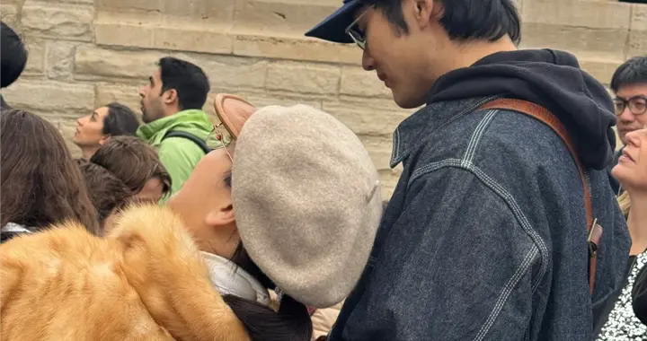 金莎携小男友现身英国，皮草配奶奶帽显老气，孙丞潇看她一脸宠溺