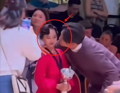 11岁小花获舞蹈冠军！合影时被男老师亲脸颊，孙俪肉眼可见的愤怒