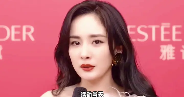 杨幂上海活动掀起热潮，闪耀红毯时刻！