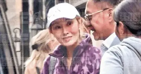 李嘉欣和许晋亨去吃网红餐厅，许晋亨先去排队，两人手牵手很甜蜜