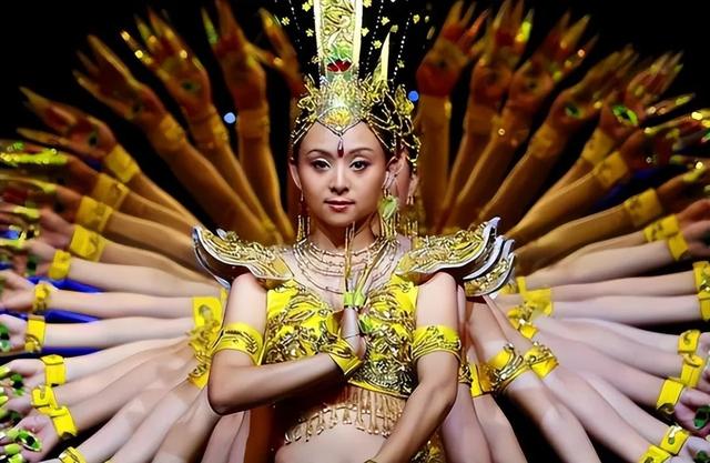 千手观音|当年春晚千手观音的聋哑人领舞，被富豪苦追8年，如今成了这样？