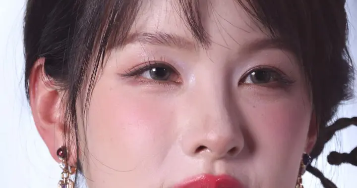 陈都灵｜粉色挂脖短裙