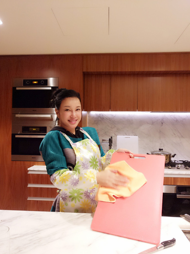 刘晓庆素颜为老公下厨，不戴假发终于不扮嫩，比普通奶奶还要老！