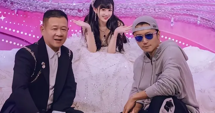 恭喜！特步小公主官宣当妈，细节被扒隐藏的真好，家中灶具太朴实