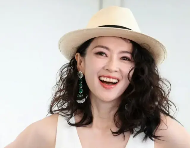 章子怡穿了阿玛尼尖头高跟鞋，她在威尼斯很娇俏，她面相更好了