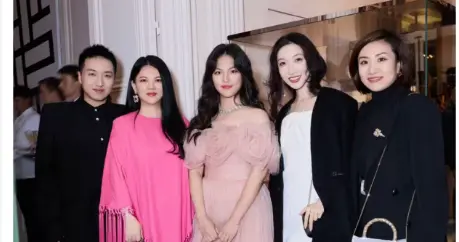 李湘晒时装周精修照，与生图反差巨大，站在女儿身边有她2倍宽