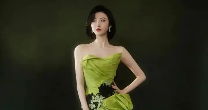 景甜这组图杀疯了！绿裙配红唇，这哪是30+姐姐啊？