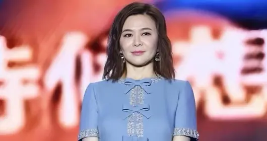 63岁关之琳换了泡面头减龄20岁！穿蓝色连衣裙，完全没有大妈味！