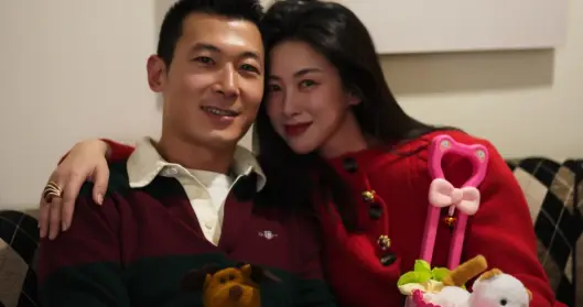 朱珠搂着老公过圣诞！4岁女儿挺小圆肚戴皇冠，岳父母现场夸女婿