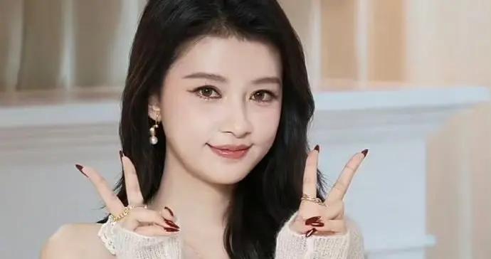 孙怡-白色钩花针织连衣裙