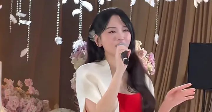 42岁金莎接婚礼商演：大波浪+红裙+白靴，减龄又高级，嫩得像28岁