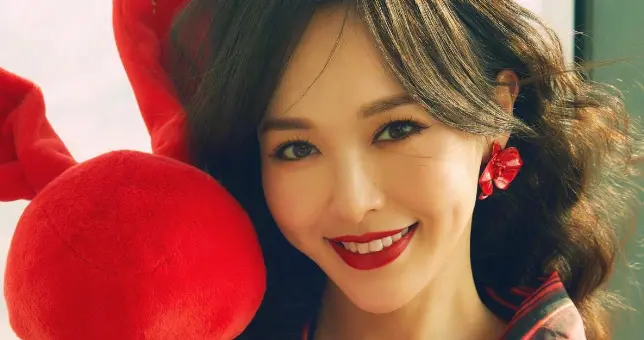 唐嫣，卷发红唇，红裙美腿，靓丽迷人