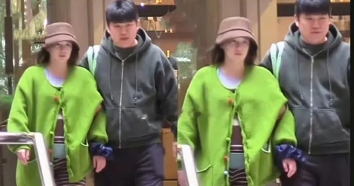 阚清子下台阶老公贴心搀扶，面色略显疲惫